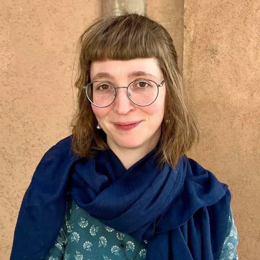 Frau mit Brille, lächelnd, Judith Breitinger Figurenspieltherapie, systemische Beratung, Basel