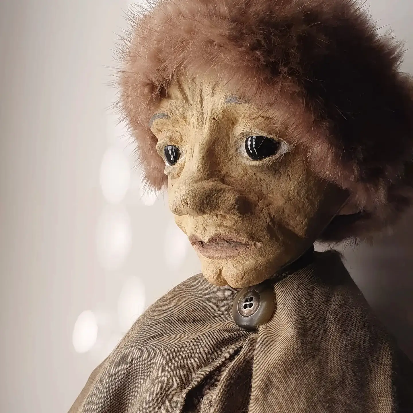 handgeschöpfte Figur, Veteran, nachdenklicher Blick, Fellmütze, Figurenspieltherapie