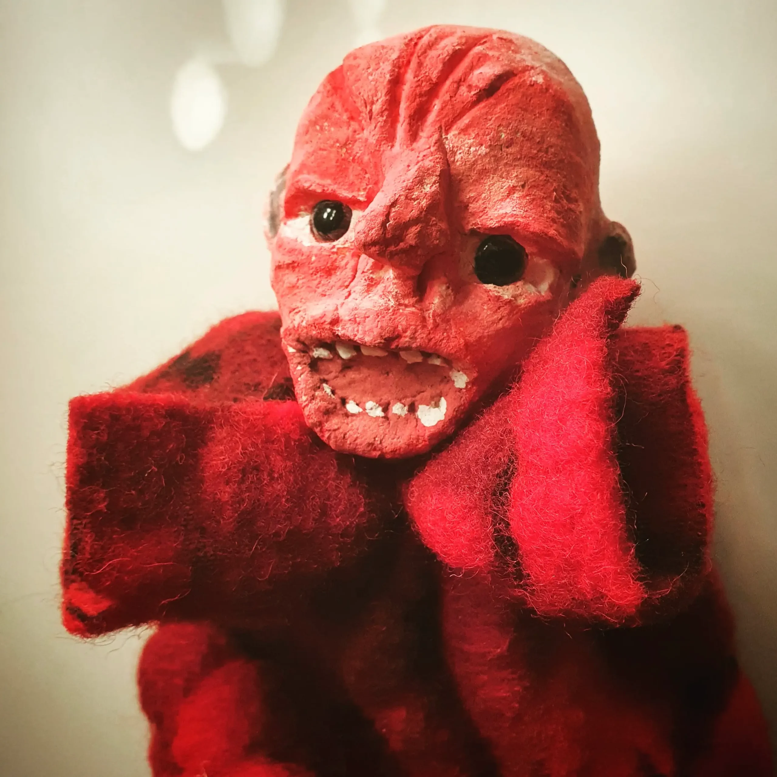 rote Figur, symbolisch für Wut, Figurenspieltherapie