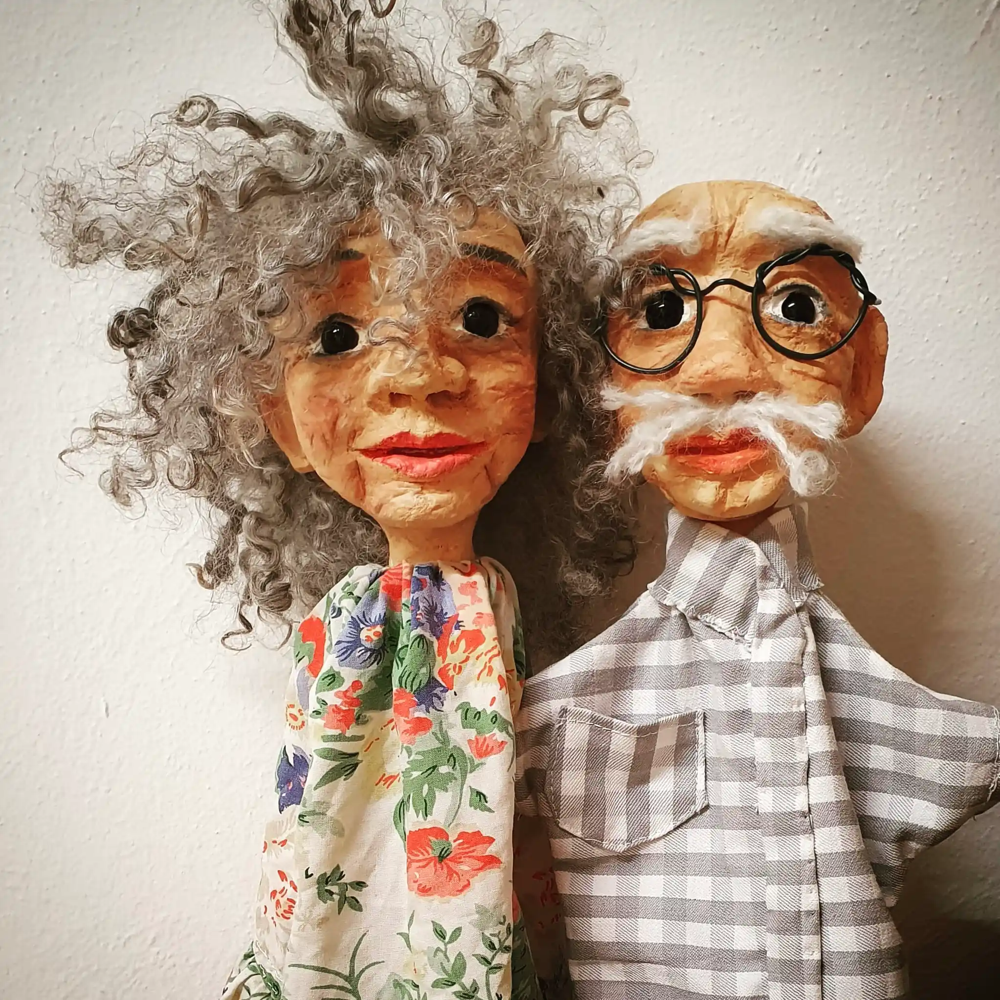 Handpuppen mit grauen Haaren, Mann und Frau, Grosseltern, Figurenspieltherapie