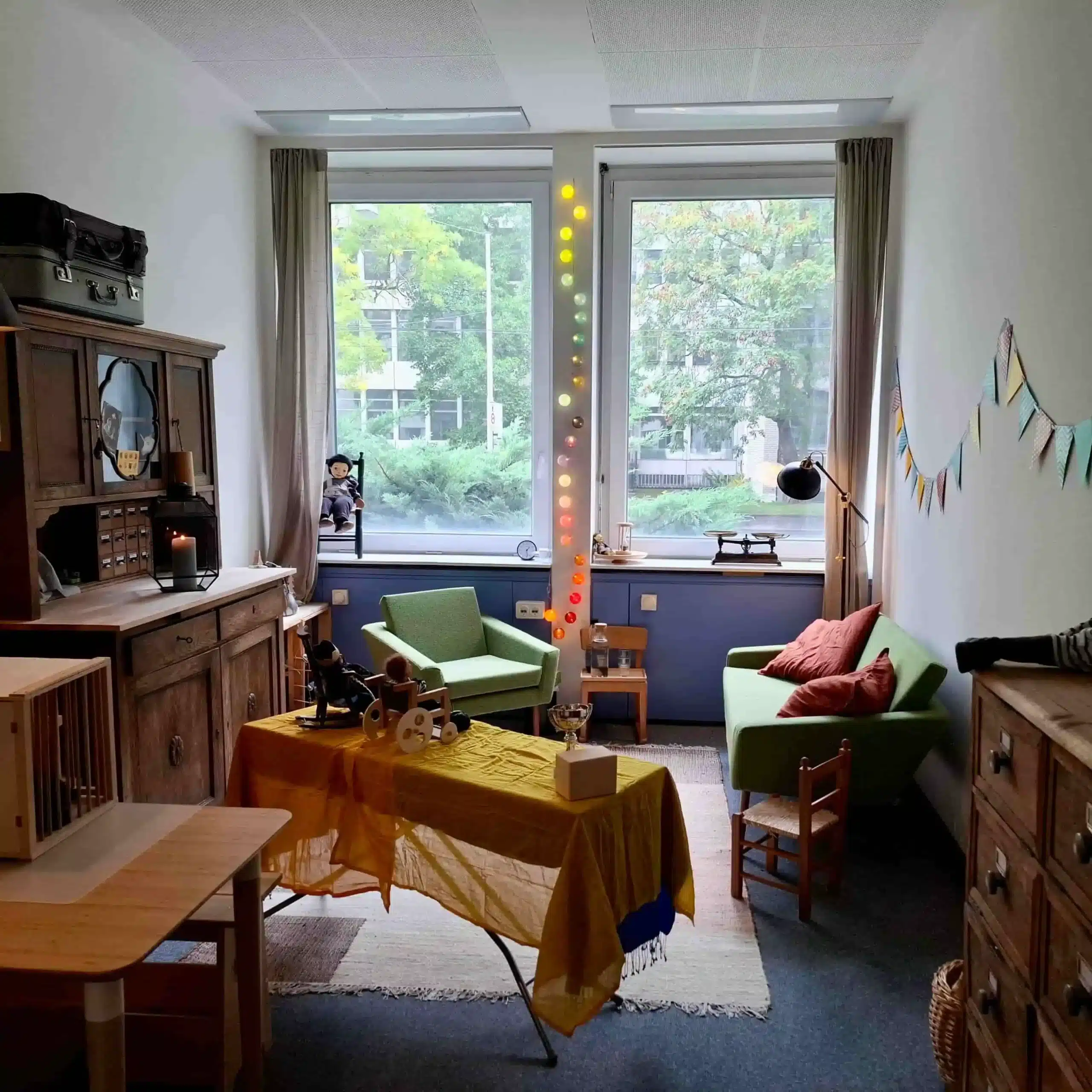 Blick in Praxis, kreative Therapie, Sofa, Lichter, Fenster, Figurenspieltherapie und Beratung