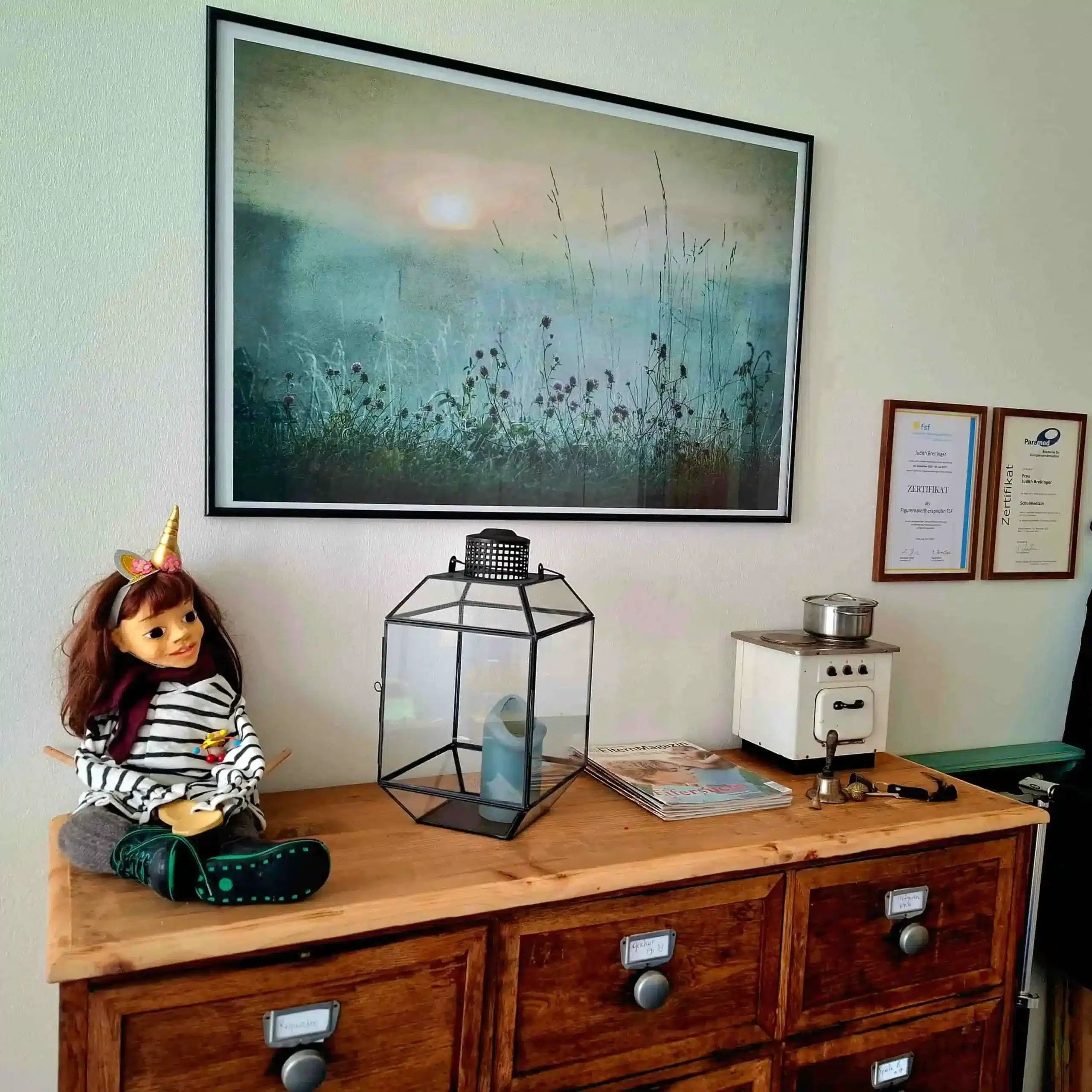 Blick auf Requisitenschrank in Figurenspielpraxis Basel
